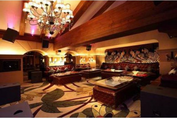 山城夜色璀璨，美女如云掠影来